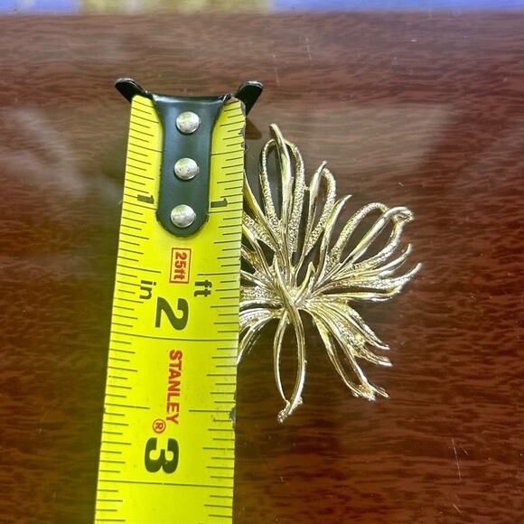 Vintage Leaf Brooch, Gold Tone Modern Designed Estate Lapel Pin - Picture 5 of 6